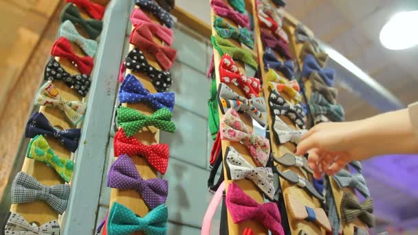 Женщина выбирает ручной бабочку среди огромного разнообразия в магазине ремесел, мода — стоковое видео