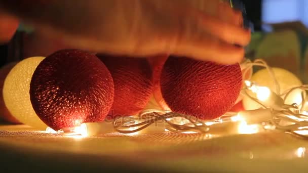 Guirnalda hecha a mano de bolas roscadas, maravilloso elemento de decoración navideña — Vídeo de stock