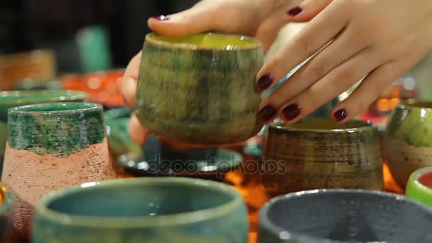 Сезонная выставка и продажа керамики ручной работы в местном универмаге — стоковое видео