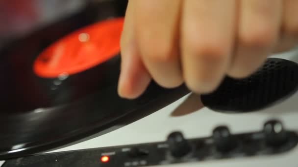 Personne remplaçant disque vinyle sur lecteur de musique rétro, collection vintage 