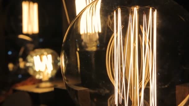 Flimrande glödlampor inuti dekorativa Edison glödlampor, design, kreativitet — Stockvideo