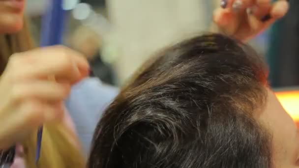 Erfaren Frisör att skapa vackra frisyr för kvinnlig kund — Stockvideo