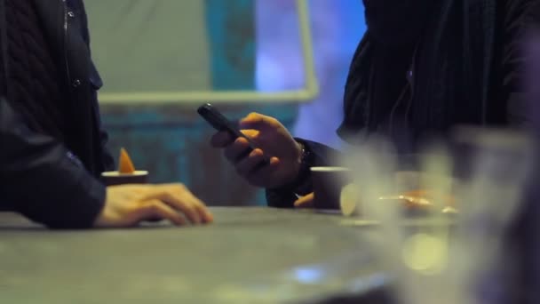 Freunde hängen an der Bar, trinken Kaffee und surfen auf Smartphones im Internet — Stockvideo