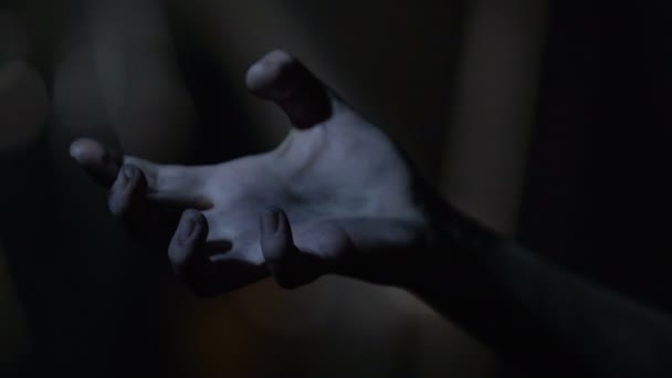 Victime maniaque désespérée ayant une crise, main convulsive, crime terrible 