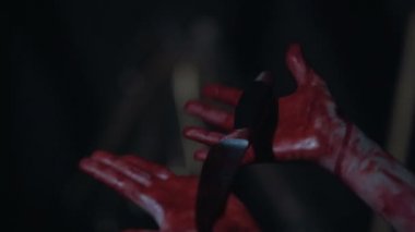 Elinde kanlı bıçak ve bırakma, kasıtsız adam öldürme titrek katil eller