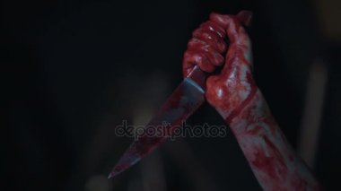 Çılgın seri katil bıçağı sürükleyici kanlar içinde eller acımasız manyak