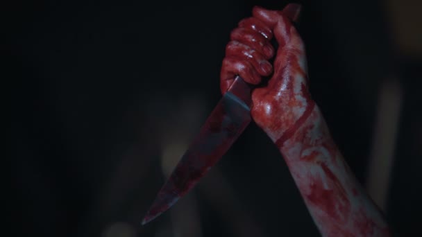 Безумный серийный убийца, хватающий нож, покрытый кровью, руки безжалостного маньяка — стоковое видео