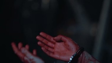 Amnesiac katil yakın çekim kanlı elleri kelepçeli bir suç işledi