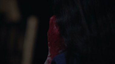 Şok karısı kocasını öldürmüş ve çağıran polis, adam öldürme, kurban