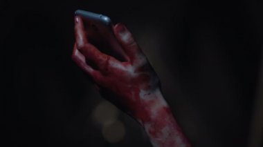 Kanlı elele smartphone, polisi kurtarmak için manyak kurban