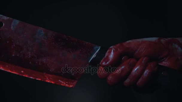 Assassino louco com faca de corte sangrenta, violência e crime, perto das mãos — Vídeo de Stock