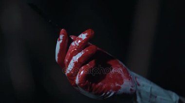 Acımasız seri katil, şiddet ve suç, korku sahne elinde kanlı neşter