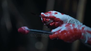 Yasadışı ameliyat, kanlı eller neşter ve doku Forseps ile doktor