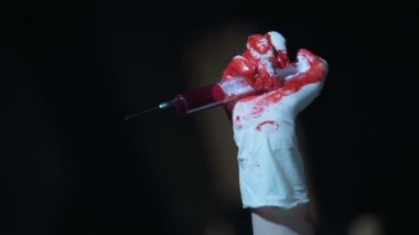 Çılgın katil holding şırınga kan damlayan ve korkunç manzarayı