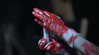 Kanı deli seri katilin, korkunç kanlı sahne elinde şırınga