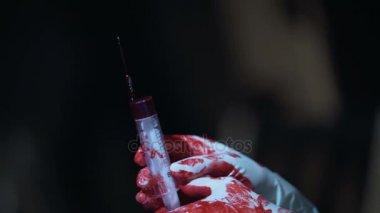 Çılgın hemşire şırıngayla kan korku sahne, elinde tutan yakın çekim