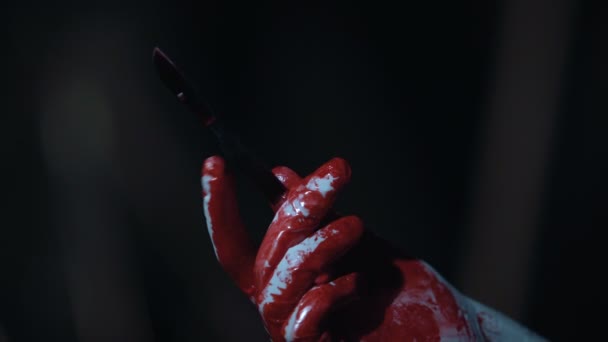 Кровавый скальпель в руках жестокого серийного убийцы, насилия и преступления, места ужасов — стоковое видео