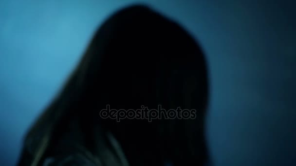 Kvinnliga monster stickande offret med kniv, läskiga scen av brottslighet, skräck — Stockvideo