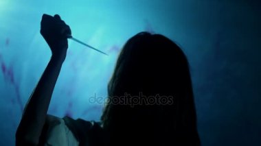 Esmer kanlı katil kurbanı bıçak, karanlık ve korku ile bıçaklama