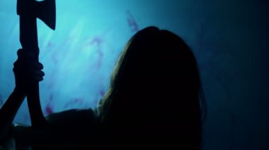 Kasap bıçağı, kanlı cinayet, manyak doğrama kurbanla genç deli kadın