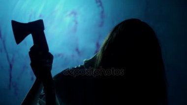 Kanlı balta tutan ve kurbana, kabus sahne seyir içine şeytan kadın