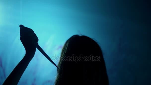 Demônio feminino fazendo múltiplas facadas com faca sangrenta, espírito maligno, cena do crime — Vídeo de Stock