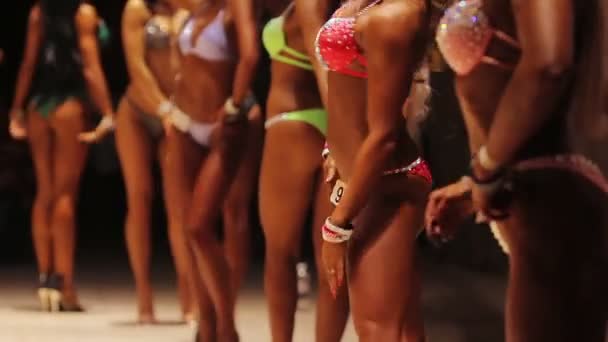 Partecipanti femminili di gara di bodybuilding in posa sul palco, corpi ideali — Video Stock