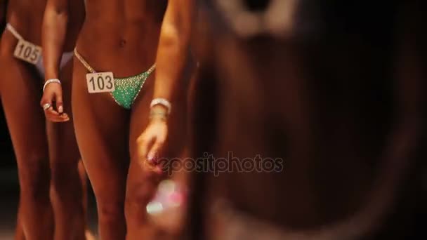 Concours de beauté, les femmes en bikinis marchent sur scène et démontrent des corps idéaux — Video