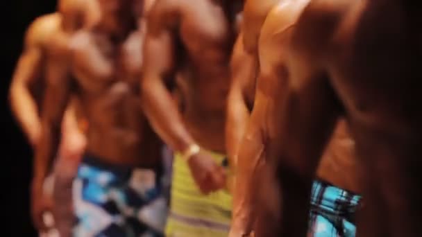 Silné svalnaté muže špinit na jevišti, na kulturistické soutěži, zdravý život — Stock video