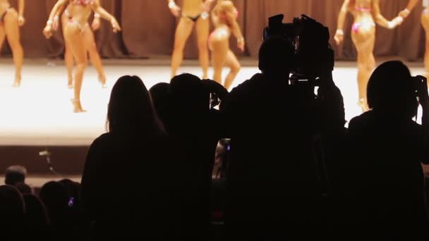 Transmissão ao vivo da competição de musculação, equipe de câmera filmando mulheres atléticas — Vídeo de Stock