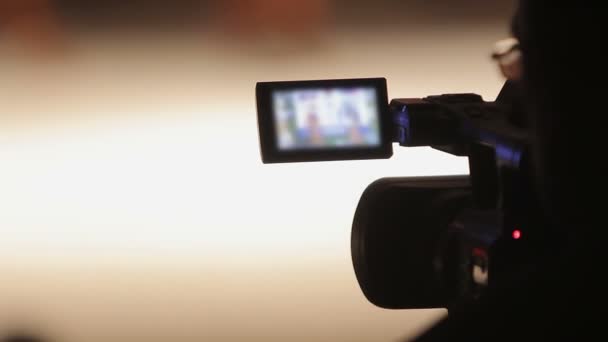 Σιλουέτα του αρσενικό κάμεραμαν γυρίσματα διαγωνισμό ομορφιάς, επαγγελματικός εξοπλισμός — Αρχείο Βίντεο