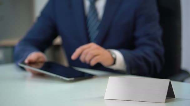 Hombre de traje de negocios que trabaja en la tableta de PC, plantilla de placa de nombre en blanco para el texto — Vídeos de Stock