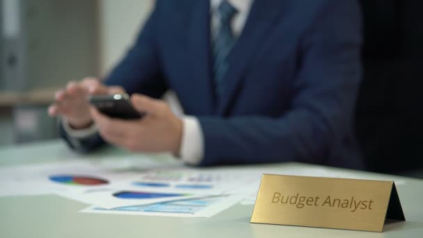 Analista de orçamento masculino usando smartphone, planejando custos e receitas da empresa — Vídeo de Stock