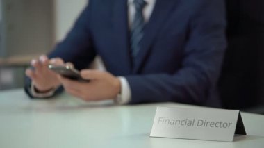 Tipik haber Smartphone'da mobil uygulaması kullanarak şirket Finans Müdürü