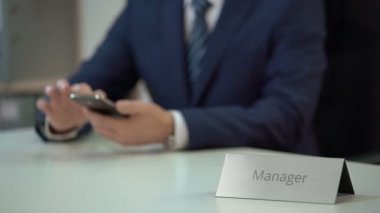 İş teklifleri gönderme istemcileri ile bağlantı kurmak Smartphone kullanarak satış müdürü