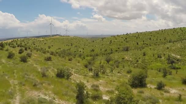 Parque eólico moderno rodeado de hermoso paisaje verde, energía alternativa — Vídeo de stock