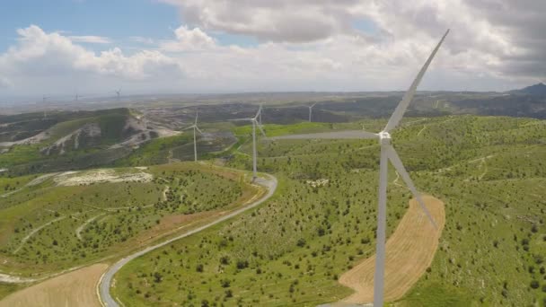 Огромные лопасти вращаются в ветре для альтернативной энергетики, возобновляемых источников энергии — стоковое видео