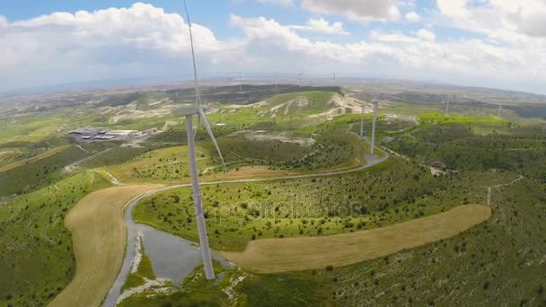 Grote windpark opwekken van elektrische energie voor moderne planten, groene landschap — Stockvideo