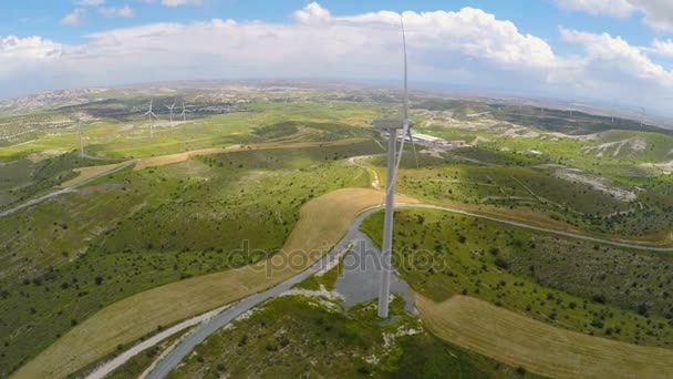 工場、技術進歩とは無縁の緑豊かな緑の風景の近くの風力発電所 — ストック動画