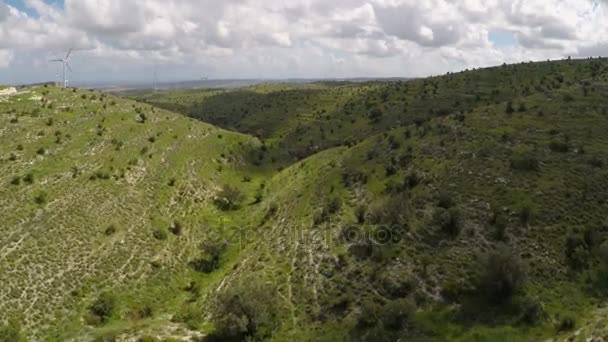 Skuggor av moln som rör sig på grönt landskap, väderomslag, meteorologi — Stockvideo