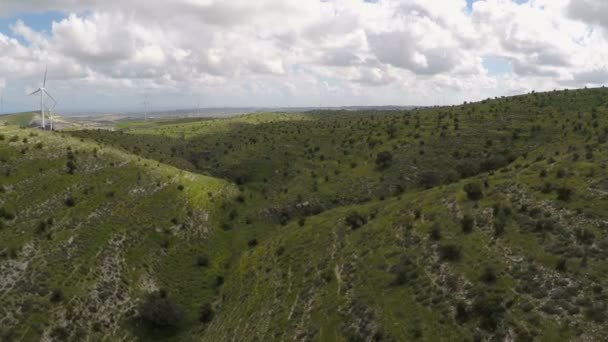 Συννεφιά πάνω από το όμορφο τοπίο με σύγχρονη αιολικό πάρκο, Πρόγνωση καιρού — Αρχείο Βίντεο