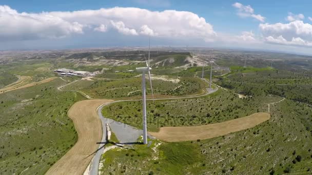 Fantastiska vindkraftpark generera energi på vackra gröna fält, framtida teknik — Stockvideo