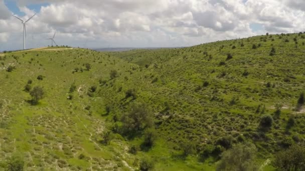 Exuberante paisaje verde con turbinas eólicas en colinas, generación de energía alternativa — Vídeo de stock