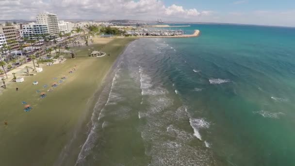 Fantástica vista aérea de Chipre resort à beira-mar Mediterrâneo, férias de verão — Vídeo de Stock