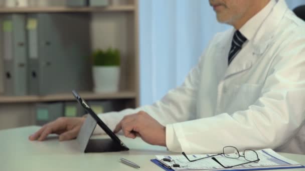 Arzt sieht Patienten Röntgenbilder auf Tablet im Krankenhaus, moderne Technologien — Stockvideo