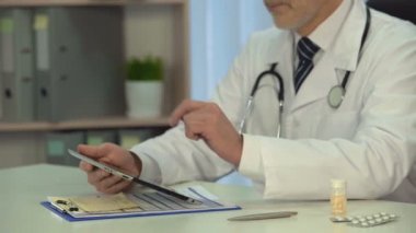 Erkek doktor hasta online, kontrol tanı tablet Kliniği danışmanlık