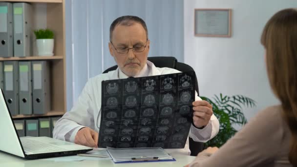 Поінформування пацієнтки про хороші результати МРТ, відновлення мозок робоче місце лікаря — стокове відео