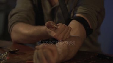 Bağımlısı adam eroin ven şırınga uyuşturucu çekilmesi için enjekte