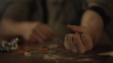 Depresif adam terk edilmiş yerde şırınga uyuşturucu enjekte yapma el