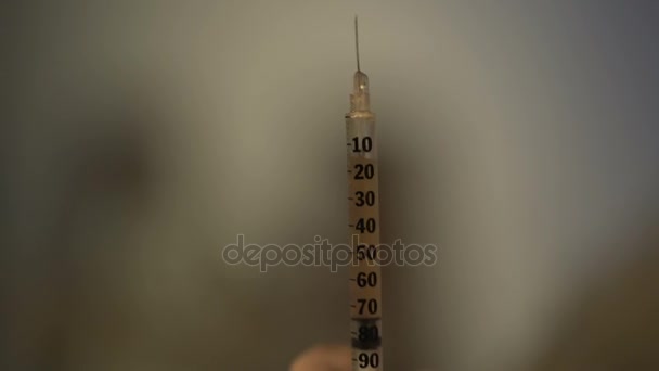 Syringe met dosis van verslavende stof close-up, drugs verslaafde schieten van heroïne — Stockvideo